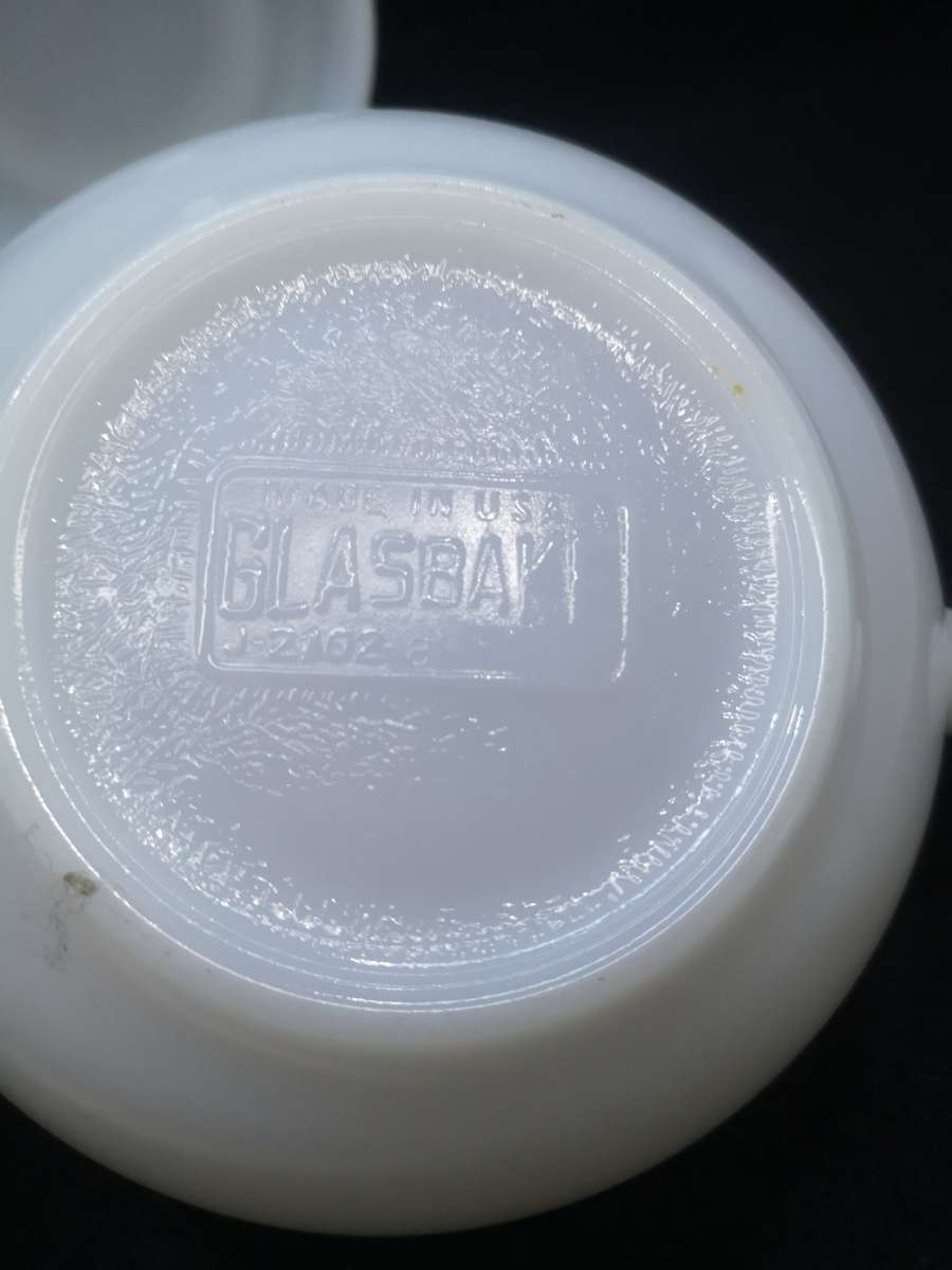 Milk glass Glassbake dishes