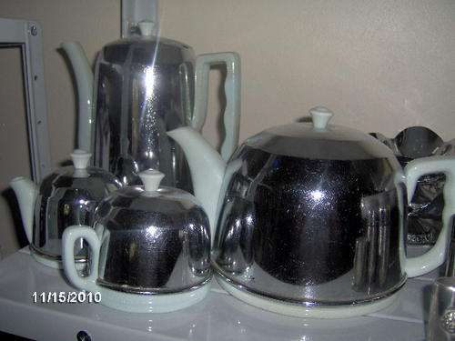 Set coffee, tea, milk and sugar