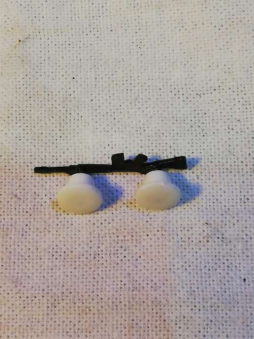 BRONZE SHOOTING BADGE GUN (PINS 5MM SHORT BETWEEN  STANDARD BACK PLATE HOLES)