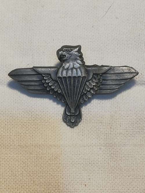 44 PARACHUTE BATTALION CAP BADGE (BADGE BENT 1 PIN MISSING)
