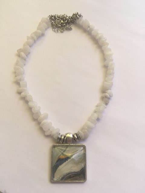 WHITE JADE NATURAL GEMSTONE PENDANT NECKLACE