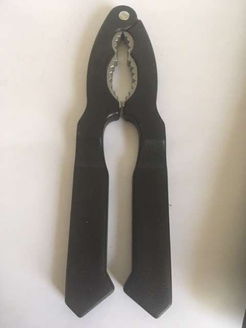 1 x NUT CRACKER PLASTIC COMFORT HANDLE STAINLESS STEEL HEAVY DUTY 18cm