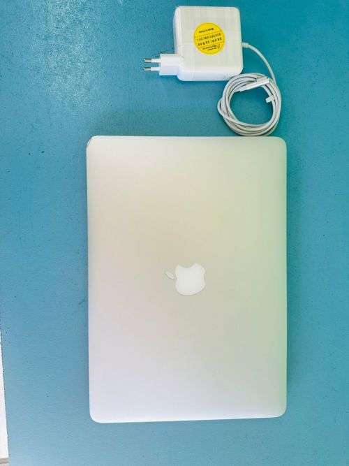 APPLE MACBOOK AIR A1369: CORE 2 DUO 1.86GHZ, 2GB RAM, 250GB STORAGE. MAC OS X 10.8.  CLEAN!!!!!