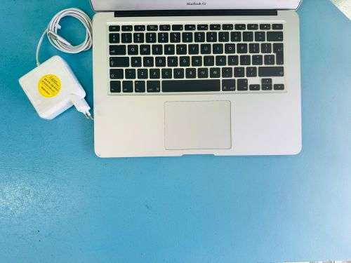 APPLE MACBOOK AIR A1369: CORE 2 DUO 1.86GHZ, 2GB RAM, 250GB STORAGE. MAC OS X 10.8.  CLEAN!!!!!