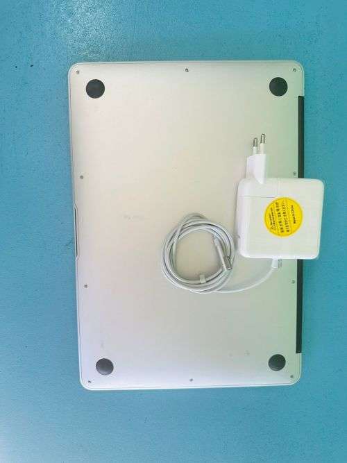 APPLE MACBOOK AIR A1369: CORE 2 DUO 1.86GHZ, 2GB RAM, 250GB STORAGE. MAC OS X 10.8.  CLEAN!!!!!