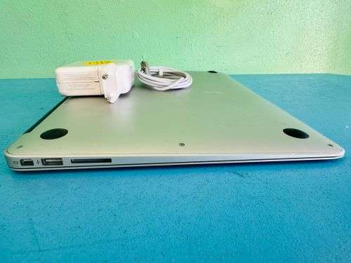 APPLE MACBOOK AIR A1369: CORE 2 DUO 1.86GHZ, 2GB RAM, 250GB STORAGE. MAC OS X 10.8.  CLEAN!!!!!