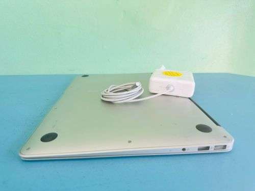 APPLE MACBOOK AIR A1369: CORE 2 DUO 1.86GHZ, 2GB RAM, 250GB STORAGE. MAC OS X 10.8.  CLEAN!!!!!