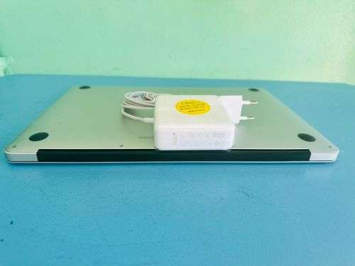 APPLE MACBOOK AIR A1369: CORE 2 DUO 1.86GHZ, 2GB RAM, 250GB STORAGE. MAC OS X 10.8.  CLEAN!!!!!