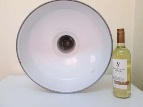 STREET LIGHT. EXCELLENT CONDITION. MADE IN ENGLAND. ENAMMELLED IN/OUT. ALSO USED IN OLD FACTORIES