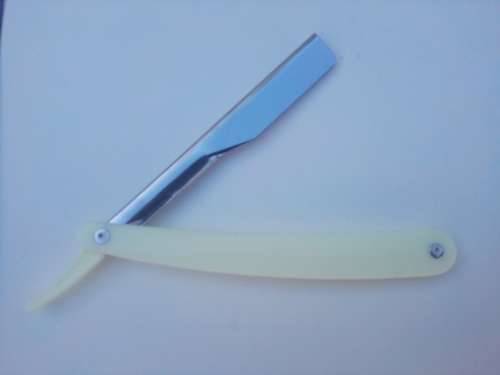 Shavette - Disposable Blade - Traditional Barber Type (Plastic Handle)