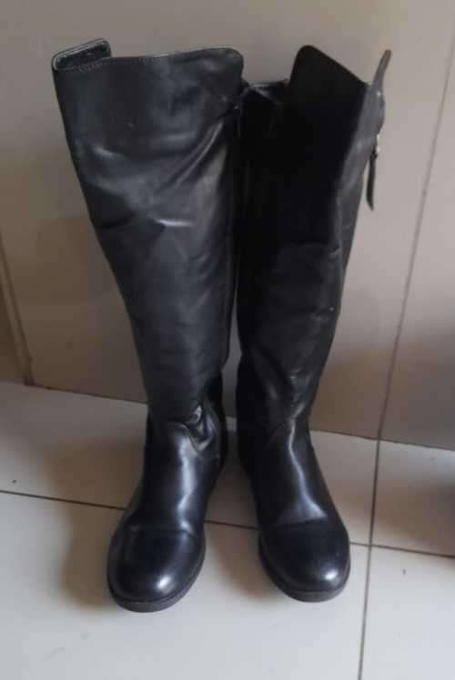 Size 7 ladies boots with warm inner. New but selling as second hand