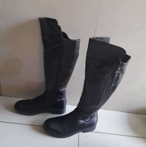 Size 7 ladies boots with warm inner. New but selling as second hand