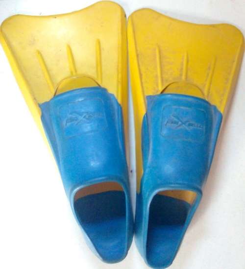 SWIMMING FLIPPERS - SIZE 5-7 PLUS FREE HANDFLIPPERS