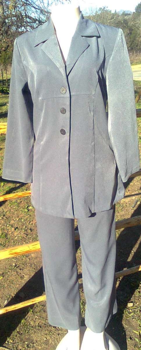 BEAUTIFUL SILVER GREY LADIES TWO PIECE - SIZE 12 plus a free black glitter purse (new)