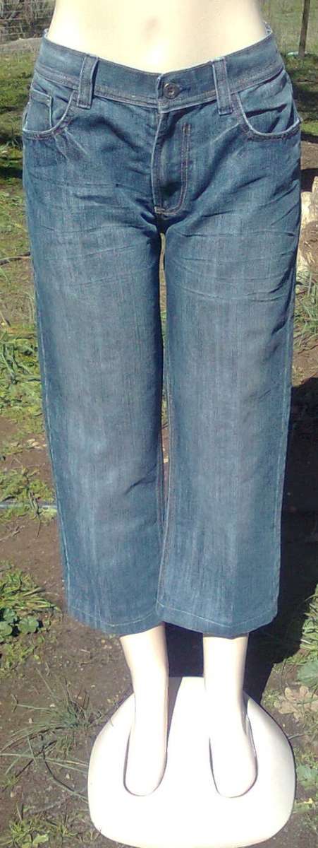 LADIES DENIM CROP PANTS - SIZE:  34 PLUS A FREE ACA JOE T-SHIRT