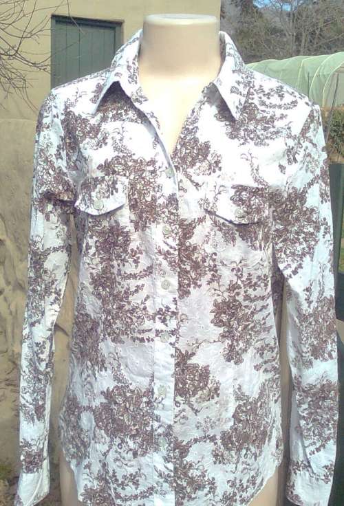 2 x LADIES TOPS FOR R1 - SIZE: 12