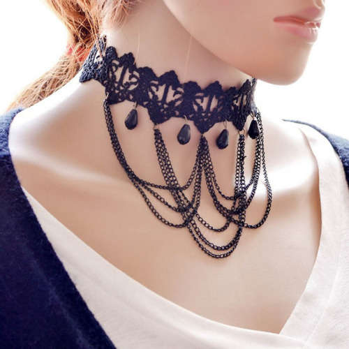 **FEMININE** LACE FLOWER CHOCKER