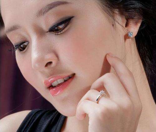 ***HIGH QUALITY*** 925 STERLING SILVER RING WITH AAA+ CUBIC ZIRCONIA - size 8