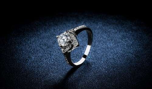 ***HIGH QUALITY*** 925 STERLING SILVER ENGAGEMENT RING WITH AAA+ ZIRCONIA -  SIZE 9