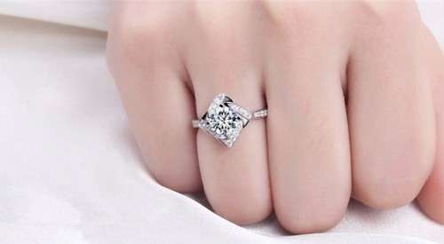 ***HIGH QUALITY*** 925 STERLING SILVER ENGAGEMENT RING WITH AAA+ ZIRCONIA -  SIZE 9