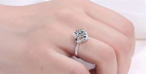 ***HIGH QUALITY*** 925 STERLING SILVER ENGAGEMENT RING WITH AAA+ ZIRCONIA -  SIZE 9