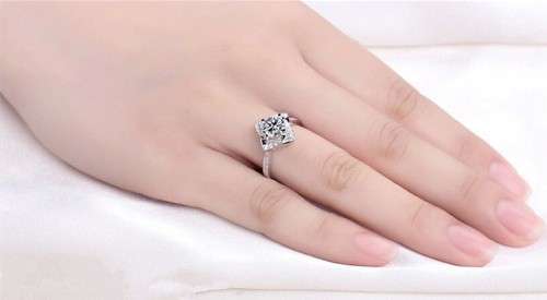 ***HIGH QUALITY*** 925 STERLING SILVER ENGAGEMENT RING WITH AAA+ ZIRCONIA -  SIZE 9