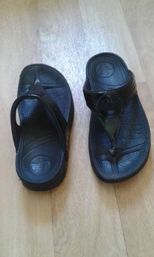 FIT FLOP SANDALS - PATENT BLACK