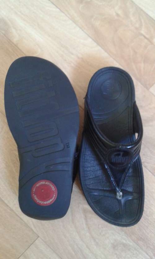 FIT FLOP SANDALS - PATENT BLACK