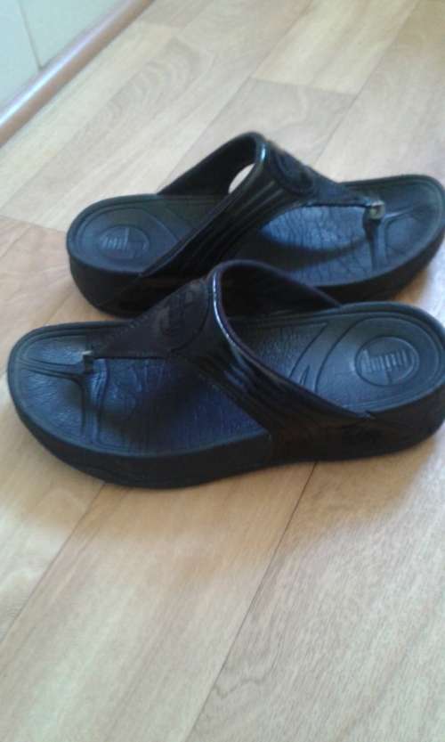 FIT FLOP SANDALS - PATENT BLACK