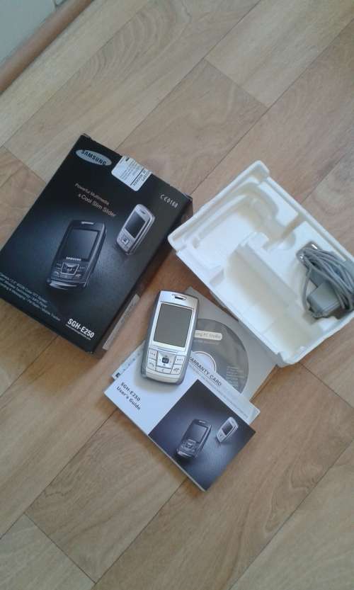 COLLECTABLE OLD CELLPHONE SAMSUNG SGH-E250 - ORIGINAL BOX&CHARGER/NEW CONDITION!!