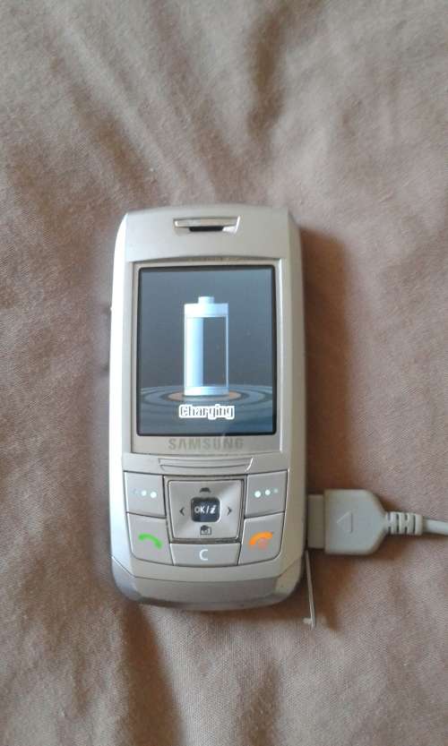 COLLECTABLE OLD CELLPHONE SAMSUNG SGH-E250 - ORIGINAL BOX&CHARGER/NEW CONDITION!!