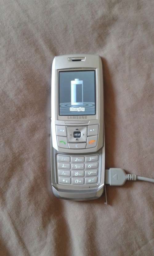 COLLECTABLE OLD CELLPHONE SAMSUNG SGH-E250 - ORIGINAL BOX&CHARGER/NEW CONDITION!!