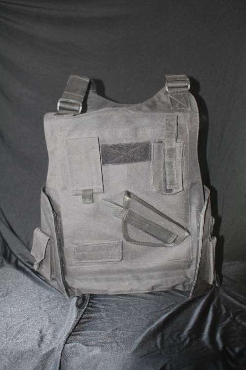 TACTICAL VEST/FLACK JACKET IN ALMOST NEW CONDITION ONE SIZE FITS MOST WITH POUCHES FOR STEEL ARMOUR