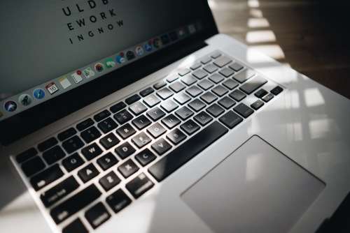 Mid 2015 Apple MacBook Pro 15 Inch i7 2.2GHz / 16GB / 256GB SSD