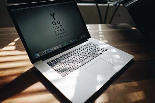 Mid 2015 Apple MacBook Pro 15 Inch i7 2.2GHz / 16GB / 256GB SSD