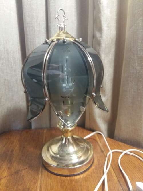 A FABULOUS GOLD METAL BEDSIDE TABLE LAMP IN A TULIP STYLE WITH STUNNING PATTERNED GLASS!!!