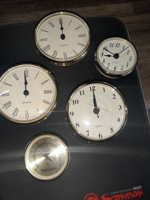 5 Insert Clocks!   Different sizes.