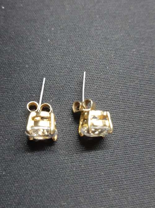 Stunning 9ct gold pair of earrings with CZ!!