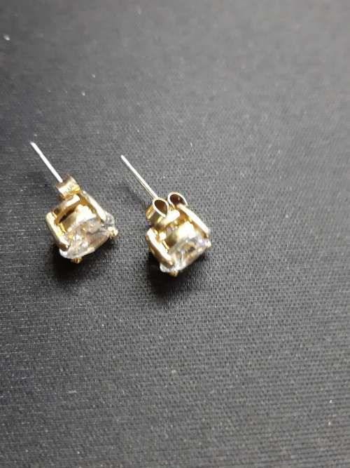 Stunning 9ct gold pair of earrings with CZ!!