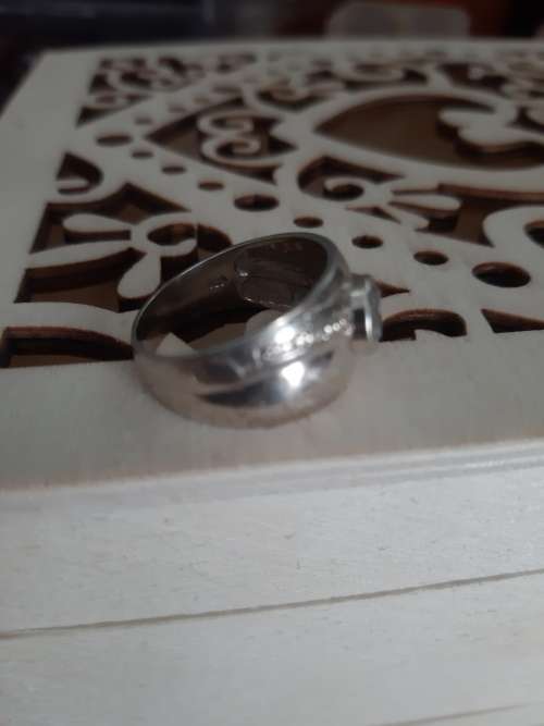 Stunning stunning sterling silver ring with CZ!!