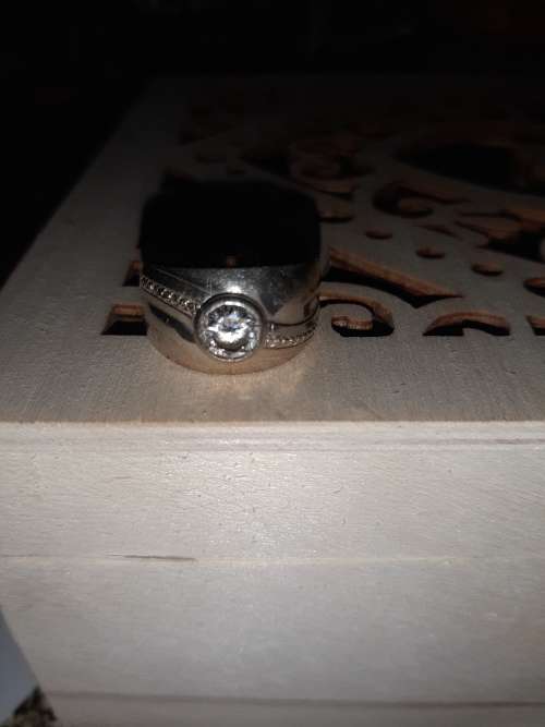 Stunning stunning sterling silver ring with CZ!!