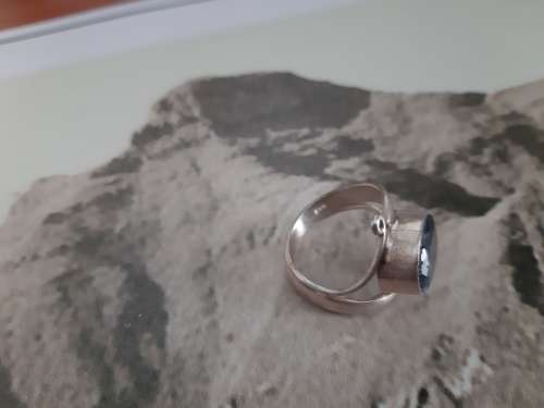 WOW!  Sterling Silver Ring with unique stone!  Eyecatcher!!