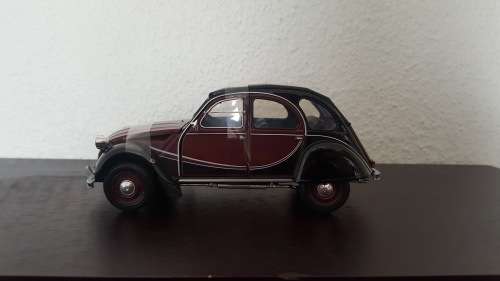 1:24 Citroen 2CV 6 Charleston - Maroon / Black