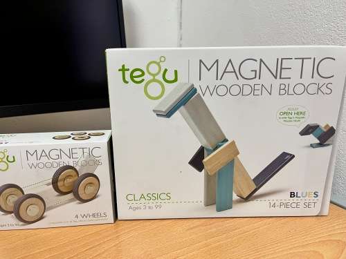 Tegu 14 Piece magnetic wooden blocks + 4 Piece magnetic wooden wheels