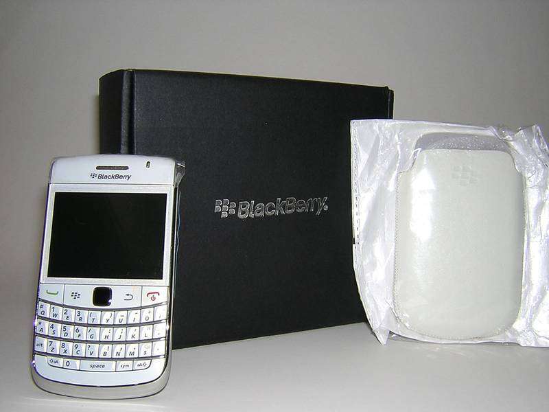 Blackberry Original 9700 white brand new - FREE Pouch