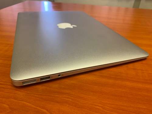 Apple Macbook Air 2017 model 13.3 Core i5 1.8GHz 8GB 128GB SSD (Like New Condition). Worth R17K!!!