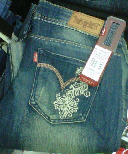 WOMENS LEVIS JEANS