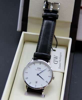 Daniel Wellington Men's Dapper Sheffield Blue Dial Watch - Awesome Gift !!