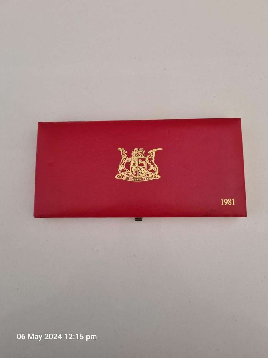****1X 1981 SHORT PROOF SET IN LONG PROOF RED BOX****