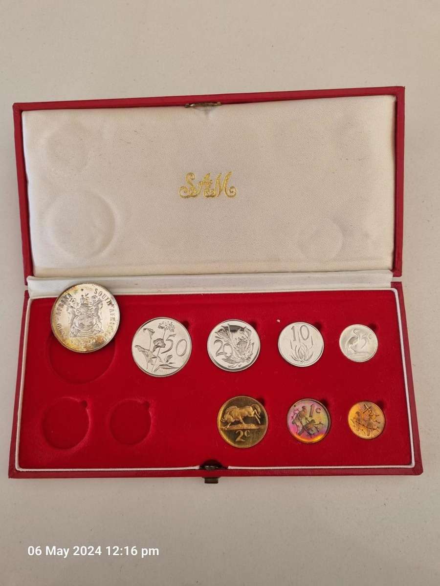 ****1X 1981 SHORT PROOF SET IN LONG PROOF RED BOX****